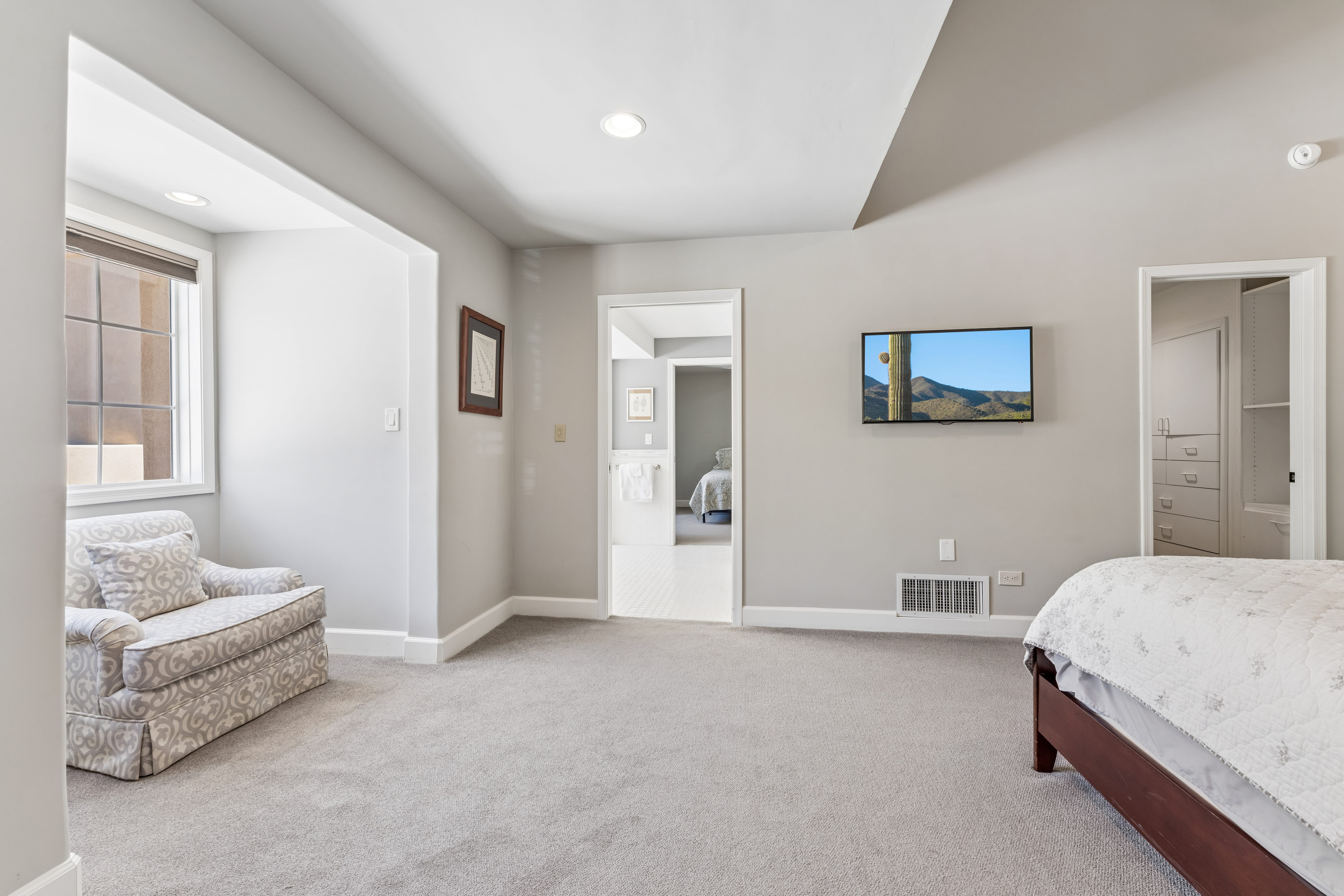 Guest bedroom with Jack and Jill bath access