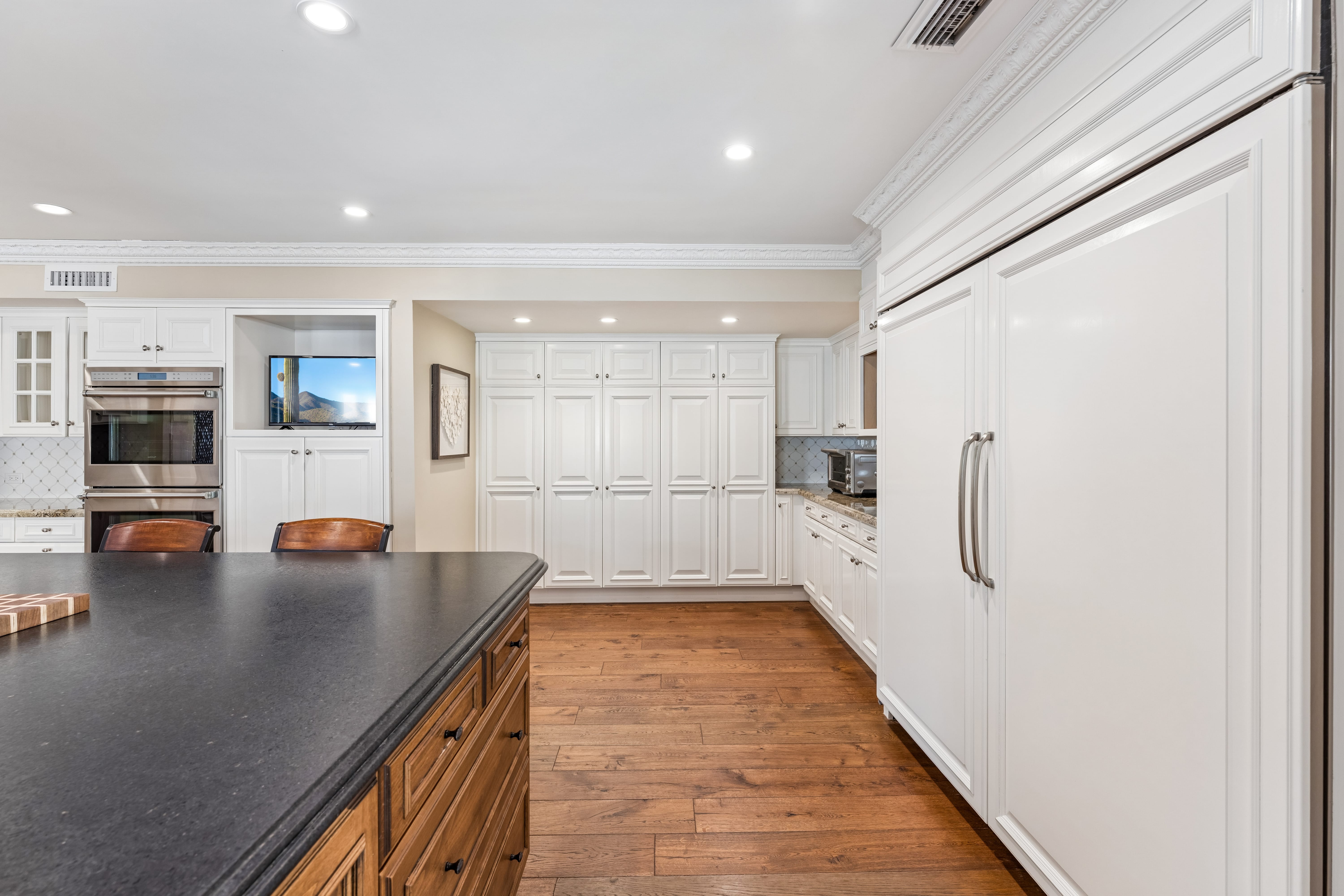 Breakfast nook fireplace wall and kitchen open plan